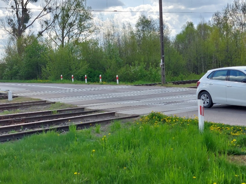 Majówkowa akcja PKP PLK. Na przejeździe kolejowym w Wasilkowie informowali kierowców o zasadach bezpieczeńśtwa