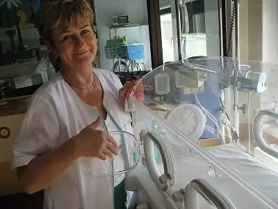 Hanna Chrystyniak, ordynator oddziału noworodków cieszy się z każdego sprzętu, który do niej trafia. &#8211; Na naszym oddziale powinno się wymieniać urządzenia co pięć lat. Taka nasza specyfika &#8211; mówi lekarka.