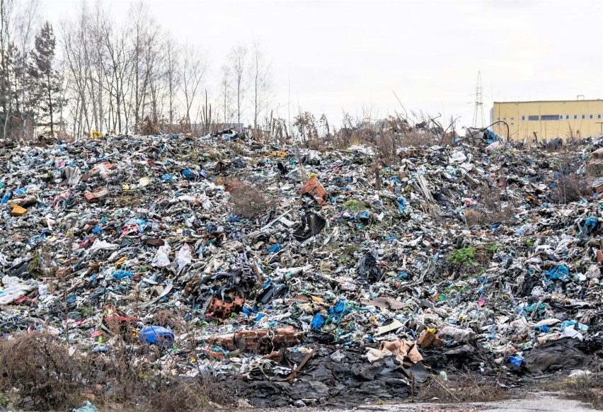 Wielkiej góry śmieci w Kluczach po pożarze ciągle nikt nie posprzątał, chociaż minęło już prawie 2,5 roku [ZDJĘCIA]