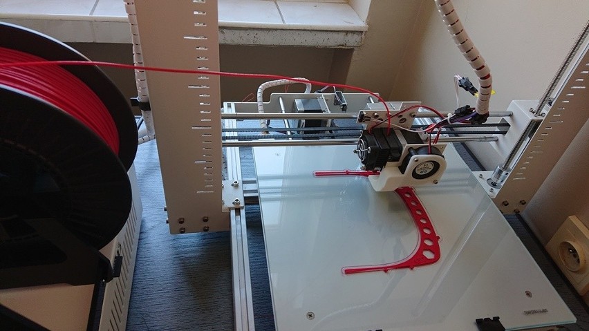 Nauczyciele z Zespołu Szkół nr 5 w Stargardzie drukują w 3D części do przyłbic i gogli dla szpitala ZDJĘCIA, WIDEO