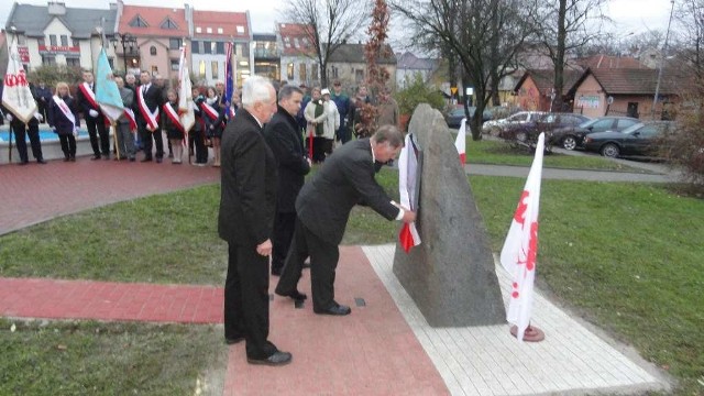 Leszek Więcek w towarzystwie Henryka Woszczyny i Wacława Gregorczyka odsłania tablicę na obelisku
