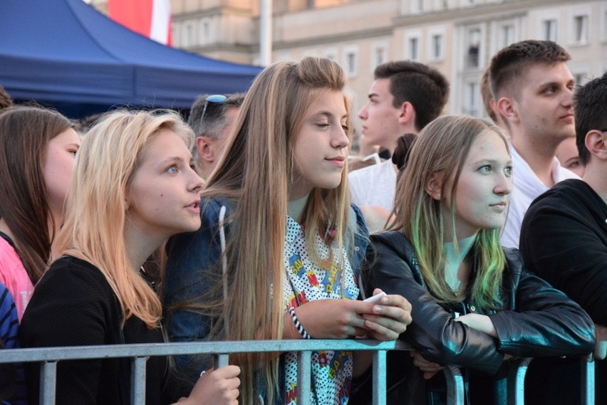 Częstochowa: Natalia Nykiel wystąpiła na dachu autobusu Red...