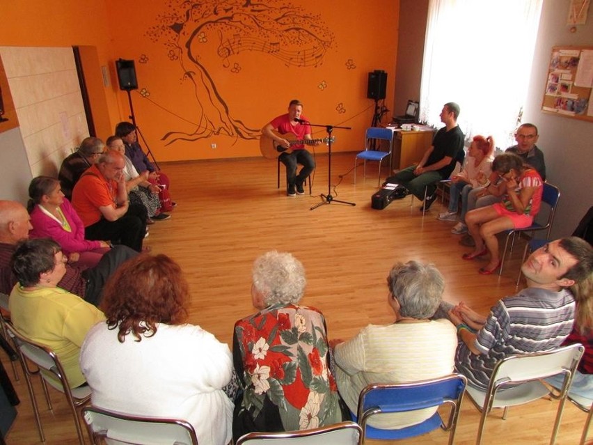 Pochodzący z Opatowa Patryk Krajewski koncertował w Środowiskowym Domu Samopomocy