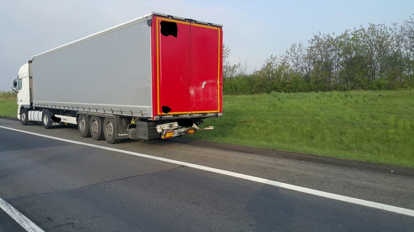 Wypadek na DK1 pod Częstochową. W Kościelcu na tył ciężarówki najechało dostawcze iveco. Jego kierowca zmarł w szpitalu
