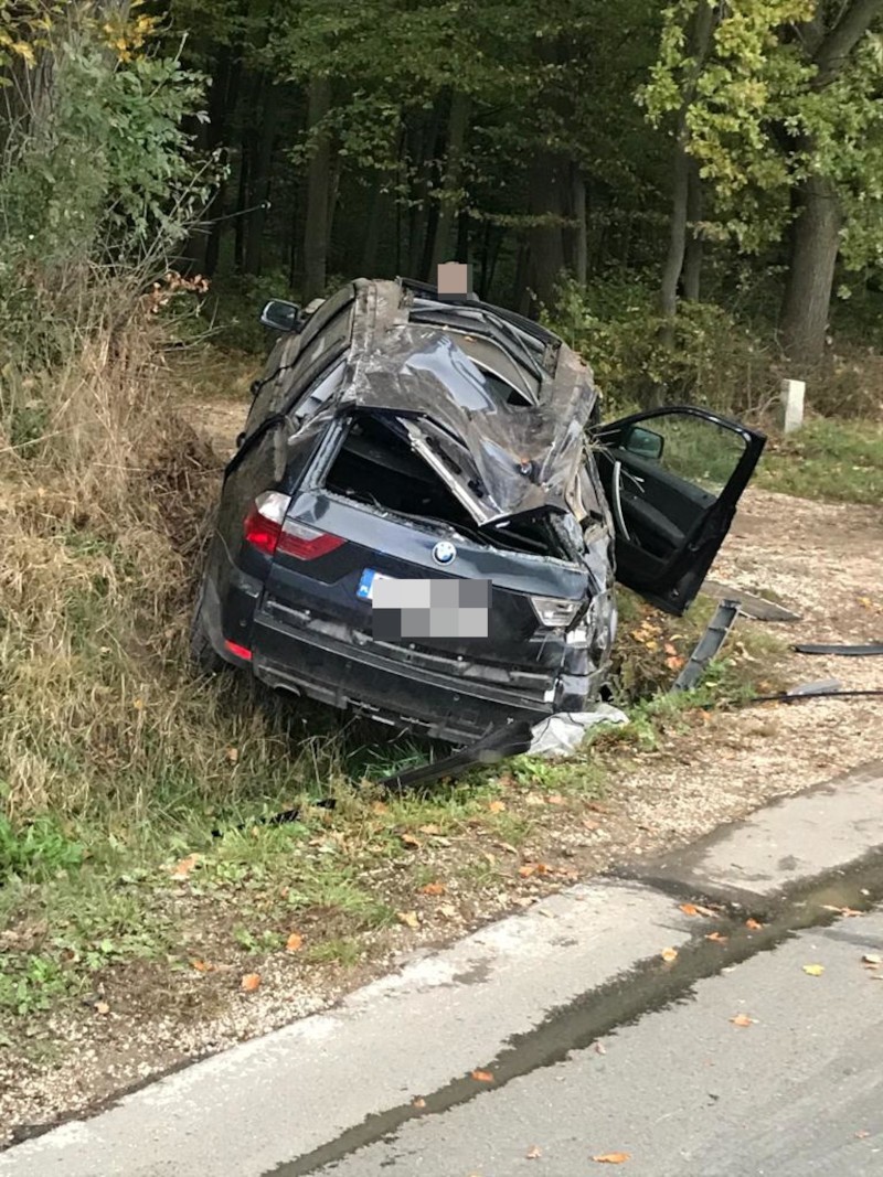 W Bogucicach BMW uderzyło w drzewo. Kierująca była pijana