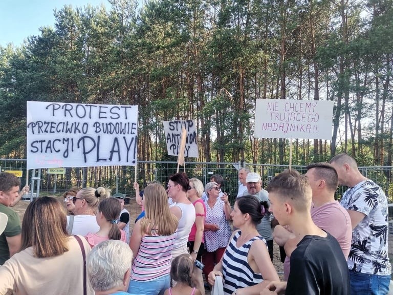 Protest w Dziebałtowie. Mieszkańcy nie chcą masztu telefonii komórkowej