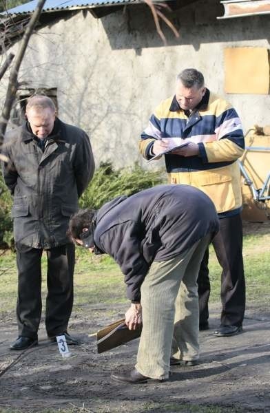 Zabezpieczone przez policjantów ślady kół samochodu pozwolą ustalić, czy kierująca nim kobieta mogła widzieć stojące z tyłu dziecko.