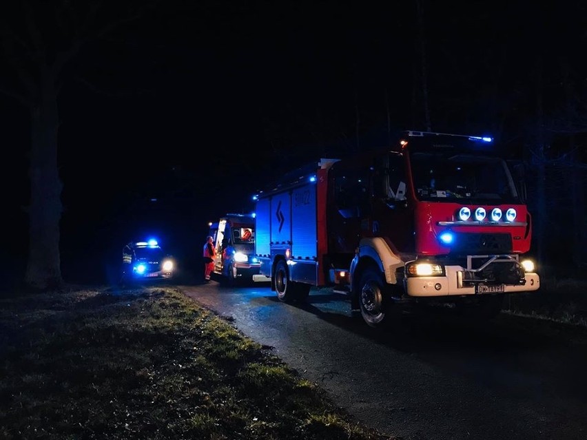 Samochód osobowy uderzył w drzewo. Dwie osoby ranne 