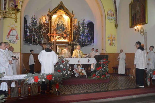 Pasterka, czyli pierwsza msza św. Bożego Narodzenia odprawiana jest tradycyjnie o północy. W związku z pandemią i ograniczeniami liczebności wiernych w kościołach, tym razem pasterek będzie więcej. Zobaczcie, godziny mszy św. w poszczególnych toruńskich kościołach.>>>>>>>>CZYTAJ DALEJ