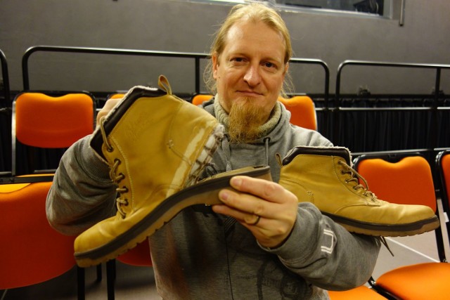 Marcin Dobijański z Łodzi chce tylko zwrotu pieniędzy za buty, których nie da się użytkować