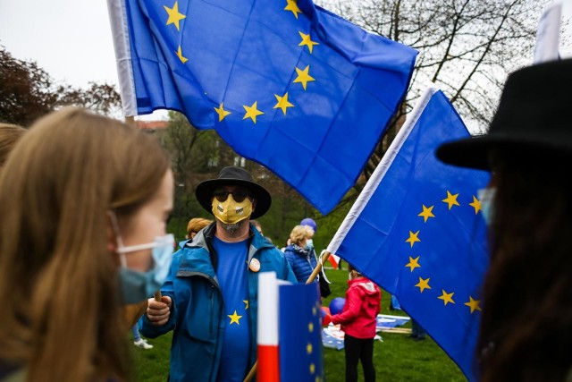 Sondaż. Polacy o Unii Europejskiej. Prawie 65 procent zagłosowałoby za pozostaniem w UE 