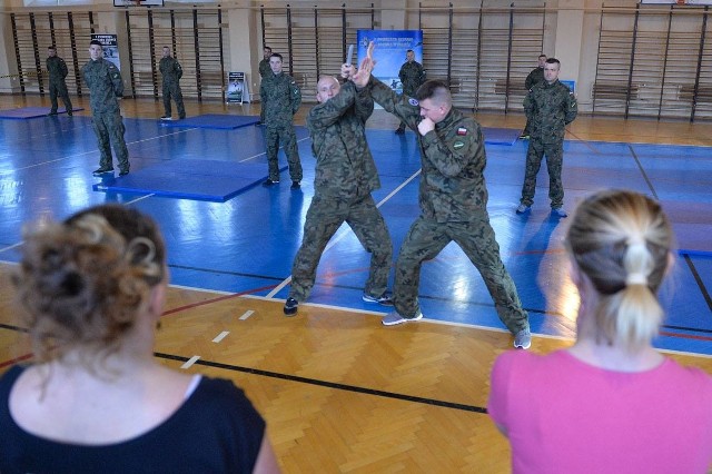 Szkolenia z samoobrony odbywają się 7. Brygadzie Obrony Wybrzeża w Słupsku. Instruktorem jest sierż. Marcin Gawlik wielokrotny mistrz świata, Europy i Polski ju jitsu, karate, specjalista od walk bliskiego kontaktu. To projekt Ministerstwa Obrony Narodowej pod nazwą &quot;Samoobrona Kobiet&quot;. Jego celem jest nauka podstawowych technik samoobrony oraz poprawa og&oacute;lnej sprawności fizycznej pań. Projekt będzie realizowany w 30 miastach Polski (także w Słupsku), a uroczystego otwarcia w Tomaszowie Mazowiecki dokonał szef MON Antoni Macierewicz.Kolejne szkolenie z samoobrony dla kobiet CZYTAJ TUOglądaj także: Bieg Niepodległościowy w Słupsku&lt;iframe src=&quot;http://get.x-link.pl/e70f8505-ff29-73f2-1541-28aca15a0090,b87f5247-5edb-55fe-cb69-c3f12b44902a,embed.html&quot; width=&quot;1280&quot; height=&quot;720&quot; frameborder=&quot;0&quot; webkitallowfullscreen=&quot;&quot; mozallowfullscreen=&quot;&quot; allowfullscreen=&quot;&quot;&gt;&lt;/iframe&gt;