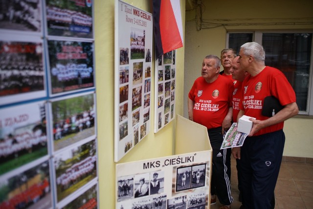 15 czerwca rozpoczął się już XIII Zjazd Absolwentów Międzyszkolnego Klubu Sportowego Cieśliki Słupsk. Cóż za wspaniała okazja do piłkarskich wspomnień. Trzydniowe spotkanie zaplanowane zostało w Ośrodku Wypoczynkowym Albatros w Ustce. To zawsze jest niezapomniane przeżycie. Młodszym kibicom i czytelnikom przypominamy, że Cieśliki w latach sześćdziesiątych i na początku siedemdziesiątych XX wieku rozsławiały piłkarski Słupsk. Mówiło się o nich nie tylko w Słupsku, ale również w całej Polsce. Niektórzy wychowankowie Cieślików grali w zespołach I , II i III ligi. Kilku z nich trafiło do reprezentacji Polski. Byli to: Tadeusz Czubak, Czesław Boguszewicz, Ryszard Szpakowski i świętej pamięci Mirosław Justek.