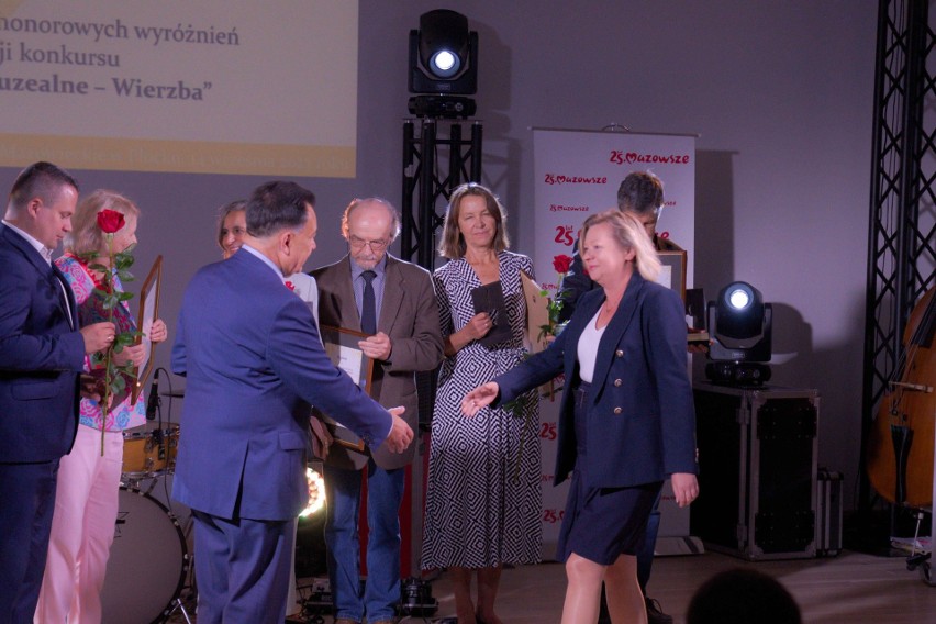 Nagrodę odbiera Justyna Górska - Streicher, dyrektor Resursy...