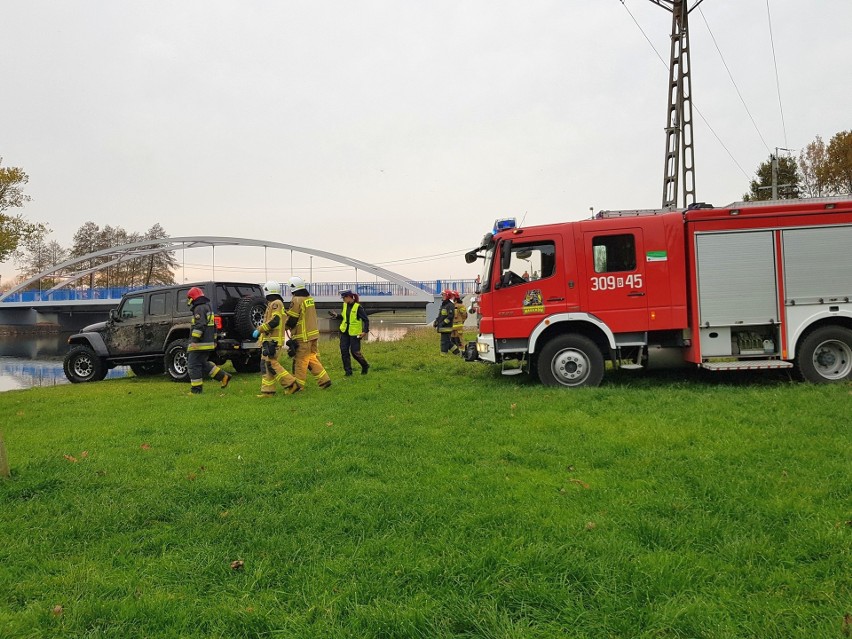 W Wasilkowie do zalewu wjechał jeep. Pomogli strażacy.