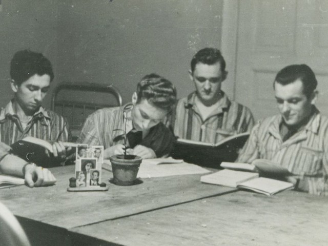 Pokój studencki w akademiku, grudzień 1950 r. Od lewej: Edmund Strzelczyk, Antoni Stroba, Franciszek Śniedziawski i Jan Dziorba