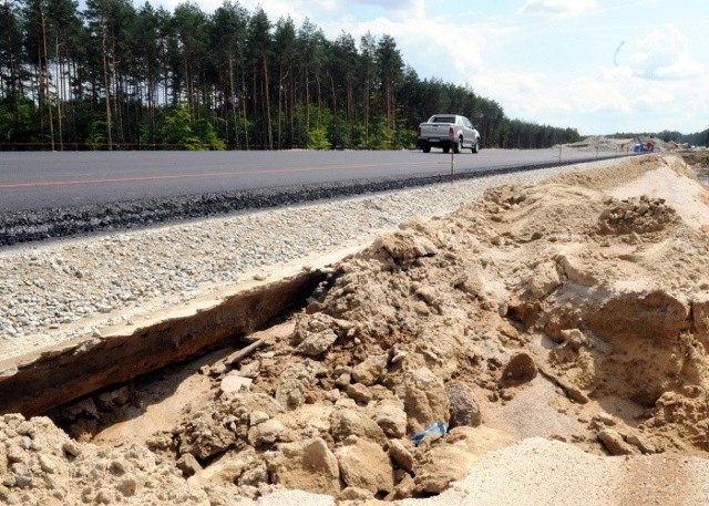 Wał ziemny nie był w stanie wchłonąć ulewnego deszczu i woda przerwała go w najsłabszych miejscach. Ale na szczęście nie uszkodziła samej jezdni.