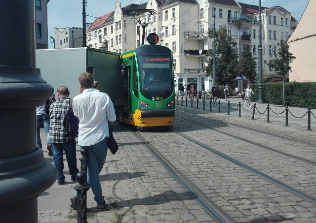 Zderzenie samochodu dostawczego z tramwajem na ul. Wrocławskiej