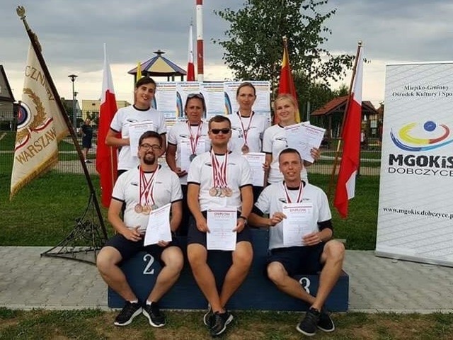 Reprezentanci Sokoła Radom z medalami i dyplomami po mistrzostwach Polski seniorów w Dobczycach