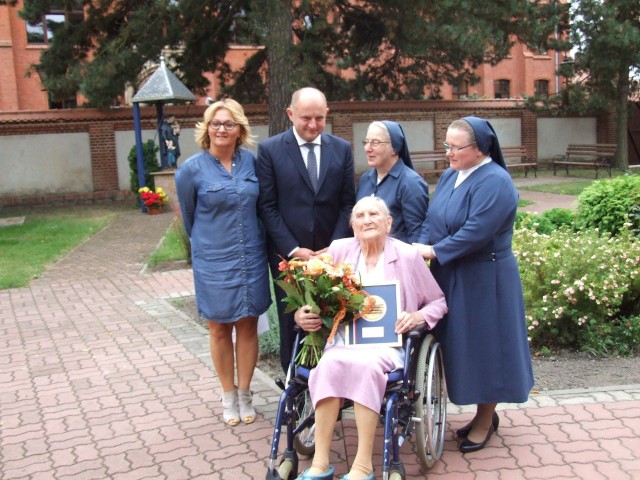 Elżbieta Rogala z wyjątkowym medalem - dla mieszkańców województwa, którzy urodzili się w kujawsko-pomorskim w roku 1918 lub wcześniej. Pani Elżbieta urodziła się w 1911 roku!