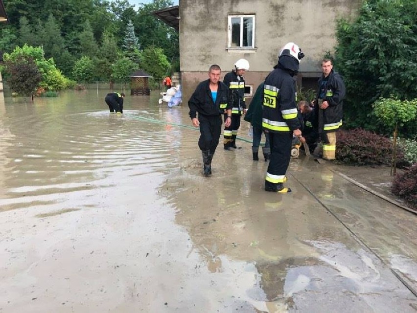 Podtopienia w Chmielniku koło Rzeszowa. Zalana droga wojewódzka i domy [ZDJĘCIA]