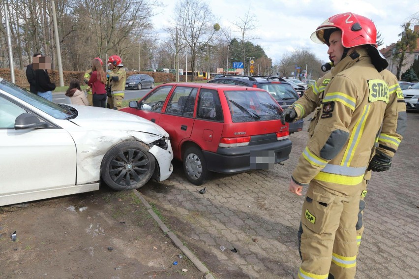 Wypadek trzech samochodów na Mickiewicza. Kobieta w BMW nie...