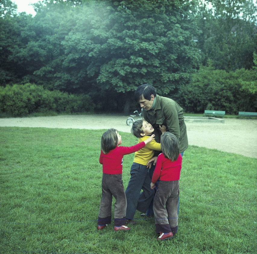 Jan Englert z dziećmi w 1977 roku