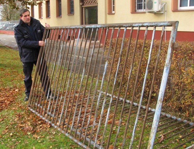 Policjanci szukają właściciela stalowych elementów jakie próbowali sprzedaż dwaj mężczyźni. Osoby do których należą znalezione elementy prosimy o kontakt.