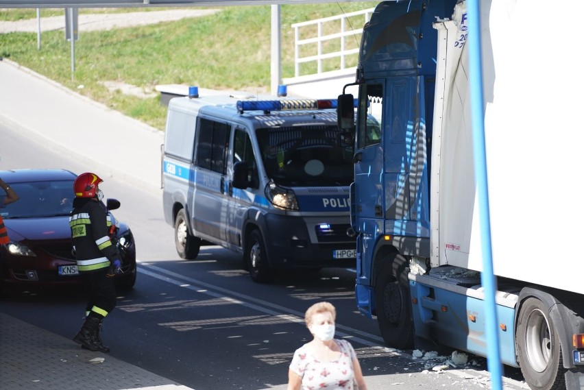 Tir zablokował się pod wiaduktem na Zielonej w Nowym Sączu. Są utrudnienia [ZDJĘCIA]