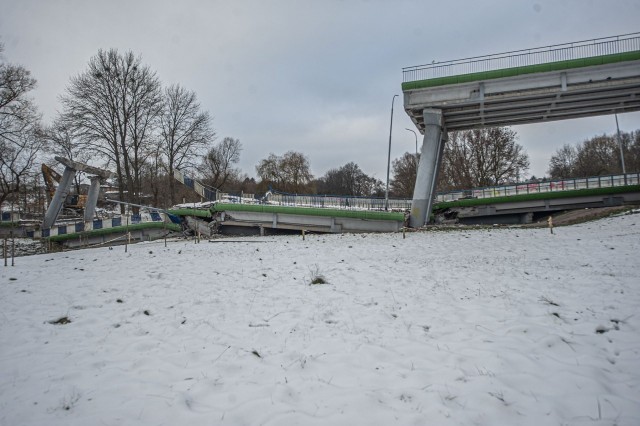 W środę rano podczas rozbiórki koszalińskiego wiaduktu w ciągu alei Monte Cassino runęły dwa kolejne przęsła. Czytaj więcej: Wiadukt w Koszalinie znika. Runęły dwa przęsła. Z końcem roku otwarta ma zostać ul. Batalionów Chłopskich [ZDJĘCIA]