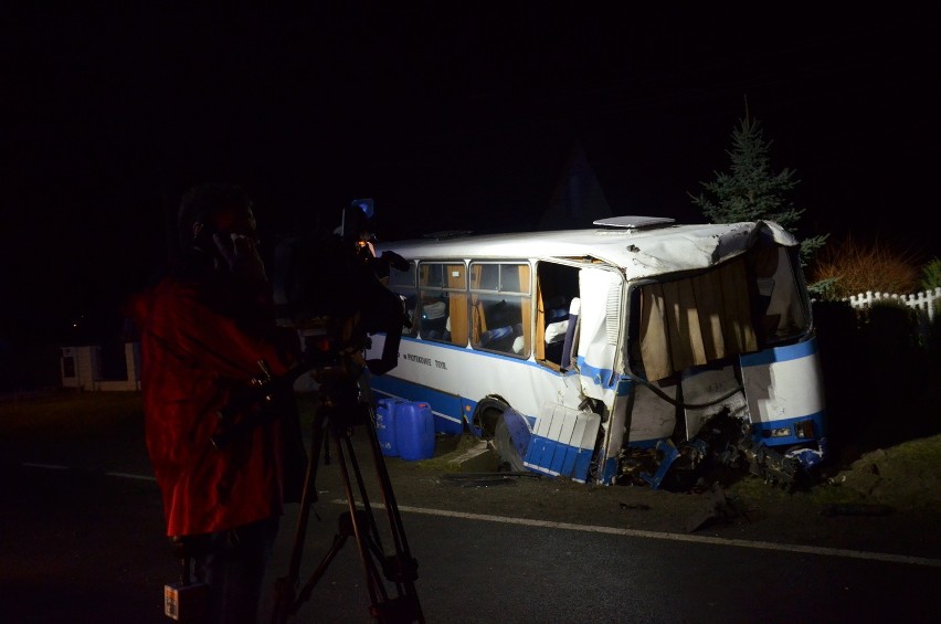 Wypadek pod Bełchatowem. Tir zderzył się z autobusem. 15 osób rannych [ZDJĘCIA]