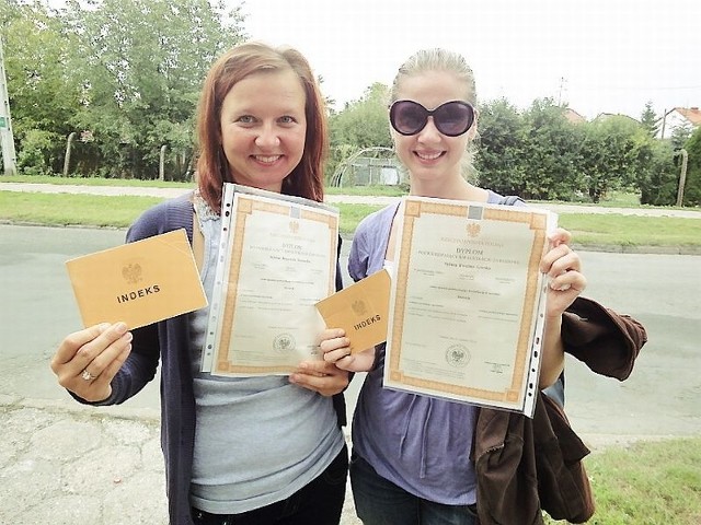 Sylwia Sotomska (z lewej) oraz Sylwia Górska, odebrały dyplomy zaliczenia egzaminów zawodowych