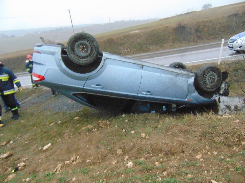 Dachowanie auta na drodze wojewódzkiej nr 794 pomiędzy...