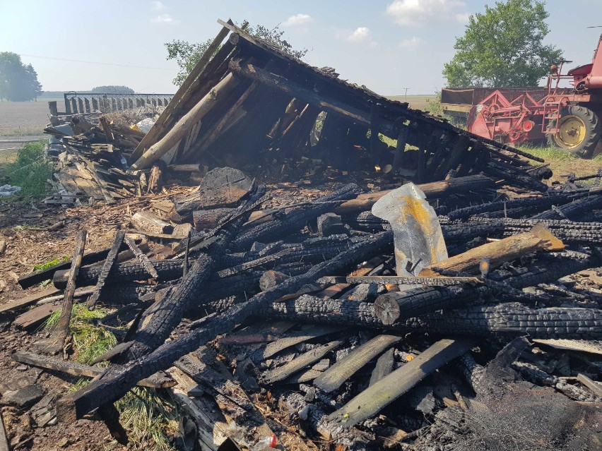 Pożar w gminie Koczała. Spłonęły budynki gospodarcze sołtys Załęża. Pilnie potrzebna jest pomoc [zdjęcia]