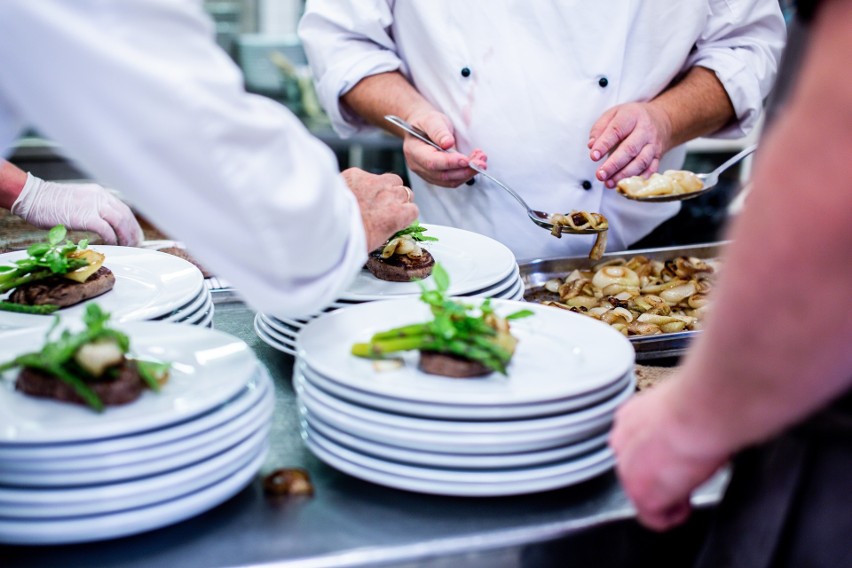 W tych restauracjach zjesz taniej. Jubileuszowa edycja Restaurant Week w Szczecinie [LISTA LOKALI]