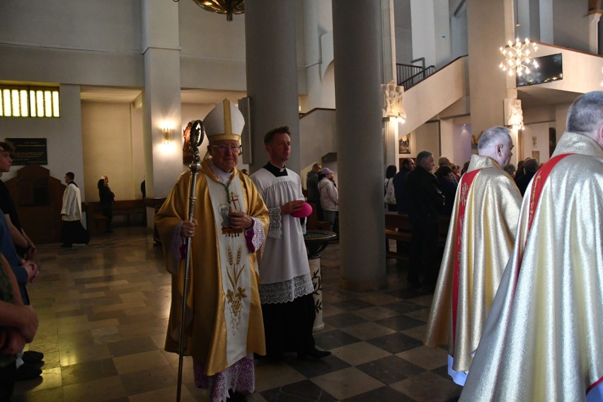 Biskup Andrzej Kaleta przewodniczył sumie odpustowej w Diecezjalnym Sanktuarium Miłosierdzia Bożego w Kielcach. Było dużo wiernych