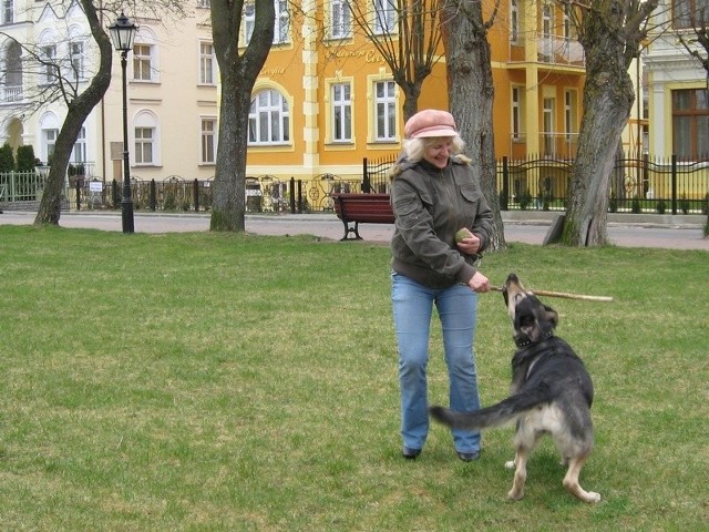 Monika Kłosowska wychodzi ze swoją Sarą na trawnik przy wydmach. &#8211;Latem, gdy przyjadą tłumy, nie będzie to możliwe &#8211; zapewnia