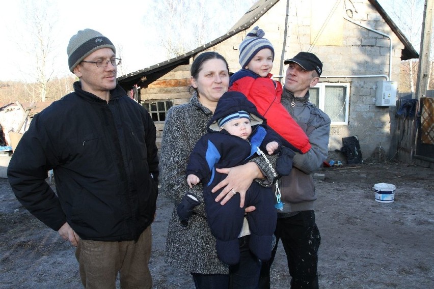 Rodzina z Podłazia w pożarze straciła wszystko. Jej członkowie marzą o domu 