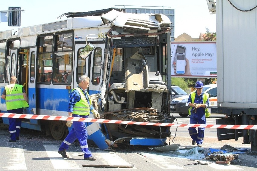 Wypadek tramwaju na Żmigrodzkiej. Wagon się zapalił. Dwanaście osób rannych [ZDJĘCIA]