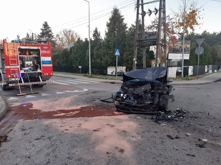 Wypadek w Starym Bosewie. Zderzenie autobusu i samochodu osobowego na rondzie, 25.10.2021