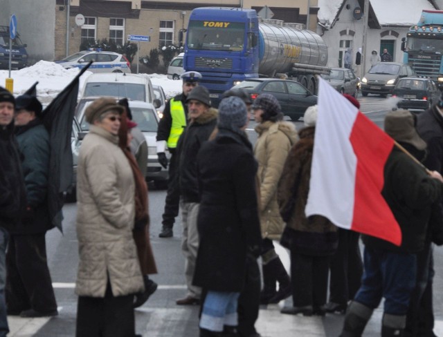 Jeden z protestów mieszkańców Niemodlina domagających się budowy obwodnicy. Według ostatnich obliczeń przez to niewielkie miasto przejeżdża na dobę ponad 12 tysięcy pojazdów.