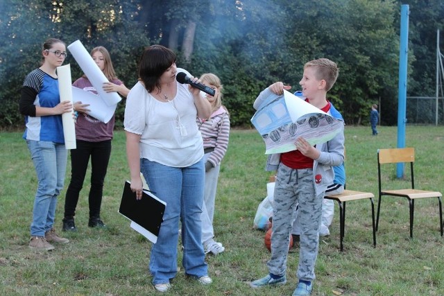 Prace plastyczne młodych uczestników spotkania życzliwie ogląda Joanna Wicher z Domecka, która poprowadziła mniejszościowy piknik.