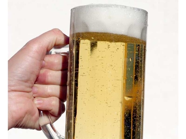 Konsumenci często podejrzewają, że piwo jest rozcieńczane wodą, ale znawcy twierdzą, że to zwykły mit. Fot. sxc.hu