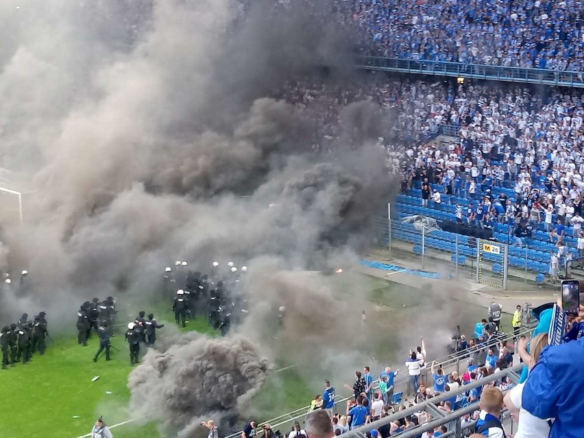 Lech - Legia - pod koniec meczu musiała interweniować...