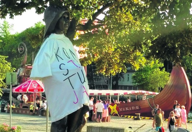 W Kołobrzegu sympatycy KOD-u ubrali w koszulkę z napisem „Konstytucja” m.in. rzeźbę Małego Rybaka w porcie