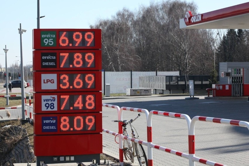 Ceny paliw na stacjach bardzo trudno przewidywalne. "Jest szansa na spadki cen w obrocie detalicznym paliwami"