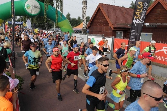 Półmaraton Dąbrowski w 2021 i 2022 roku tradycyjnie zgromadził na starcie setki amatorów biegania Zobacz kolejne zdjęcia/plansze. Przesuwaj zdjęcia w prawo naciśnij strzałkę lub przycisk NASTĘPNE