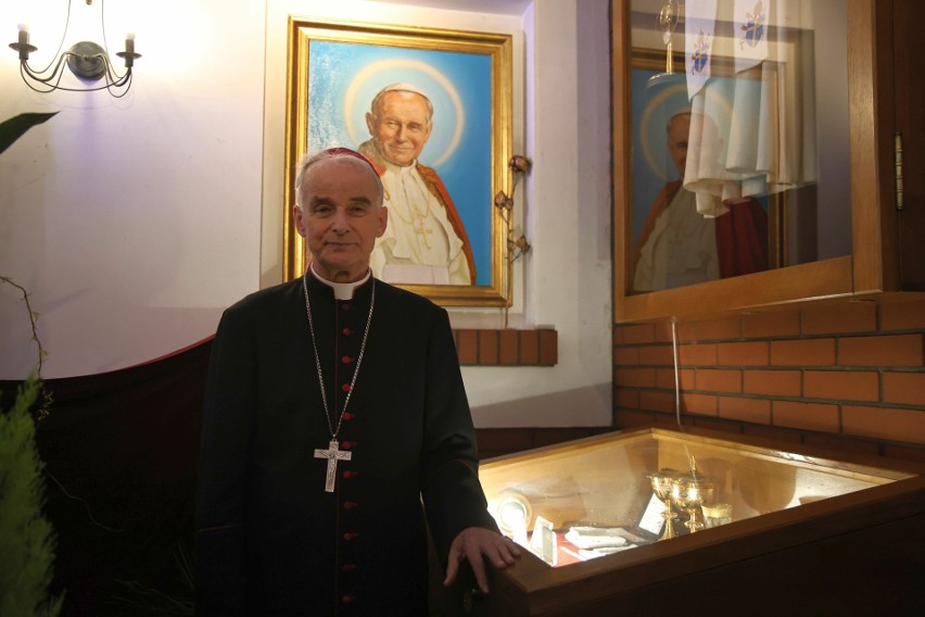 Ksiądz biskup Marian Florczyk przy relikwiach świętego Jana...