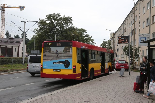 W niedzielę, 2 września 2018 r. wprowadzone zostaną zmiany nazw kilku przystanków autobusowych we Wrocławiu. Sprawdźcie, które nazwy znikną, a jakie je zastąpią. A także lokalizacje tych przystanków MPK. O które przystanki Chodzi? Sprawdź na kolejnych zdjęciach 