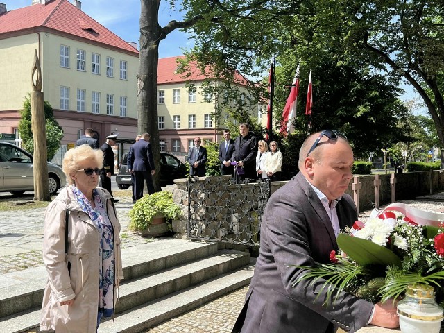 Powiat dandomierski podczas obchodów reprezentowali wicestarosta Grażyna Szklarska oraz członek Zarządu Powiatu Mirosław Dziarek.